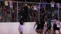 Opa rockt den Fußballkäfig opa rockt den fussballkaefig