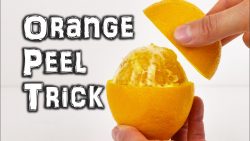 Orangen Schältrick mit der Hand und einem Löffel orangen schaeltrick mit der hand