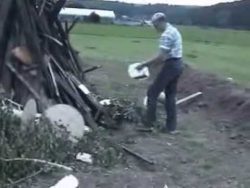 osterfeuer fliegt in die luft