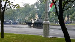 panzer kuesst eine strassenlater