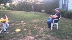 papa mit angel spielt mit sohn b