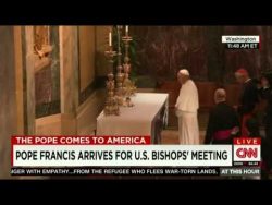 papst zeigt den tischdecken tric