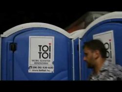 party in einer baustellentoilett