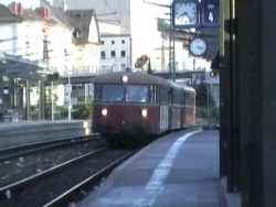 person huepft aus fahrendem zug