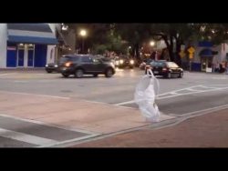 plastik tuete geht spazieren