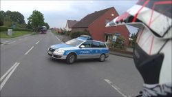 polizei uebersieht den motorradf