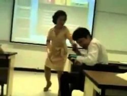 polizist macht telefon kaputt