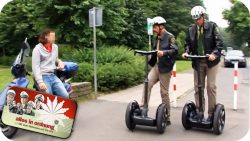 polizist zerstoert roller alles