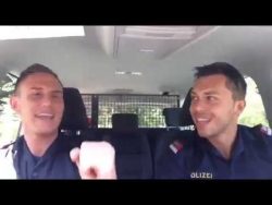 Polizisten hören Helene Fischer's 'Atemlos' im Polizeiauto polizisten hoeren helene fischer