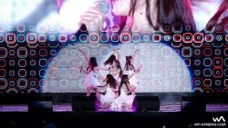 Probleme für Sängerinnen mit rutschiger Bühne probleme fuer saengerinnen mit r