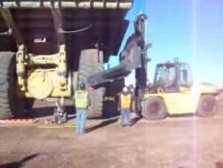 radwechsel bei einem muldenkippe