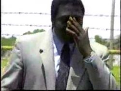 reporter verschluckt insekt