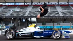 Rückwärts Salto über rasendes Formel E Auto rueckwaerts salto ueber rasendes