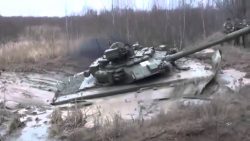 Russischer Kampfpanzer ist im Dreck steckengeblieben russischer kampfpanzer ist im dr