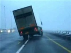 sattelzug bei starkem seitenwind