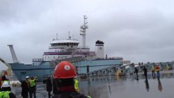 Schiff wird zu Wasser gelassen schiff wird zu wasser gelassen