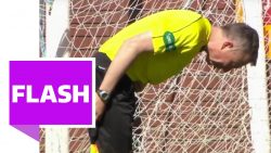 schiri zeigt rote karte dem lini