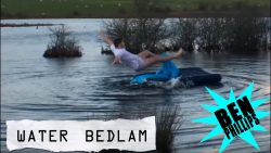 schlafender kerl wacht auf see a