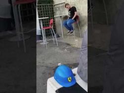 schlafender mann kuesst den stuh