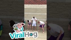 Schüler lassen sich mit Pfefferspray einsprühen schueler lassen sich mit pfeffer