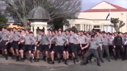 Schüler tanzen den Haka für verstorbenen Lehrer schueler tanzen den haka fuer ve