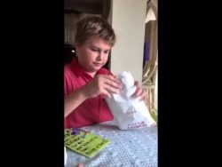 Schwester schenkt dem Bruder das perfekte Geschenk schwester schenkt dem bruder das