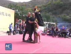 Shaolin Mönch - Handstand auf einem Finger shaolin moench handstand auf ein