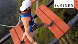 Spaziergang über eine Hängebrücke in luftiger Höhe spaziergang ueber eine haengebru