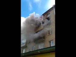 Spektakuläre Rettung einer Familie aus brennendem Haus spektakulaere rettung einer fami