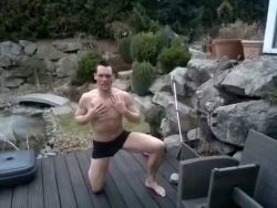 sprung in gefrorenen pool arschk