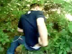 sprung mit skateboard vom dach