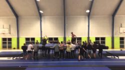 sprung mit vierfachem rueckwaert