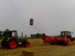 Strohballen Kanone mit Traktor auf dem Feld strohballen kanone mit traktor a