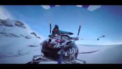 STURZ IN LEERE: SNOWMOBILE SPRINGT VON BERG sturz in leere snowmobile spring