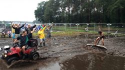 surfen auf einer dixi toilettent