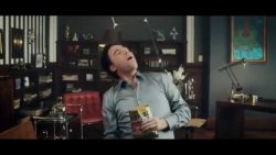 thomas gottschalk uebergibt die