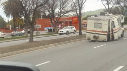 tiefergelegtes wohnmobil auf der