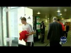 Toni Kroos läuft gegen eine Drehtür toni kroos laeuft gegen eine dre