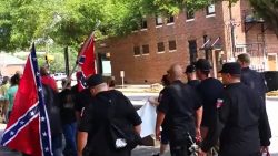 tubaspieler aergert ku klux clan