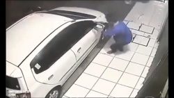 Und der Autospiegel hält und hält