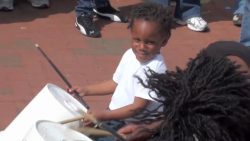 vater und sohn beim trommeln