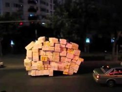 voellig ueberladenes fahrrad in