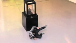 warnung nicht in die augen sehen