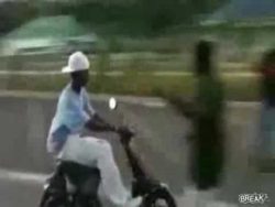 Was für ein Angeber auf dem Motorrad auf der Straße was fuer ein angeber auf dem mot