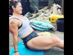 wassermelonen mit den oberschenk