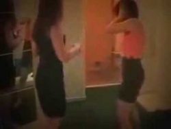 welche frau steckt mehr ein