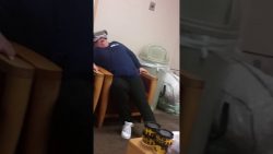 Wenn deine Mutter zum ersten Mal eine VR-Brille ausprobiert wenn deine mutter zum ersten mal