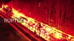 Zenit Fans begrüßen ihren Mannschaftsbus zenit fans begruessen ihren mann