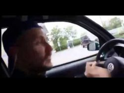 Zum Autofenster raus spucken zum autofenster raus spucken