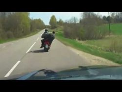 Zwei Betrunkene auf einem Motorroller zwei betrunkene auf einem motorr